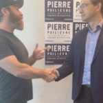 一个戴棒球帽的大胡子男人在和一位政客握手