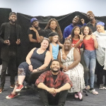 11个黑人和1个白人在排练厅里