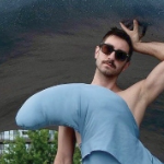 一个留着胡子、戴着墨镜、穿着蓝色波浪服装的白人男子