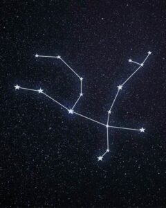 夜空中的一个星座，就像一个无头棒子在坠落