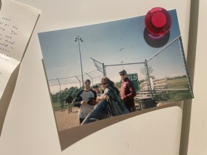 球场上的四个人对着镜头坦率地微笑