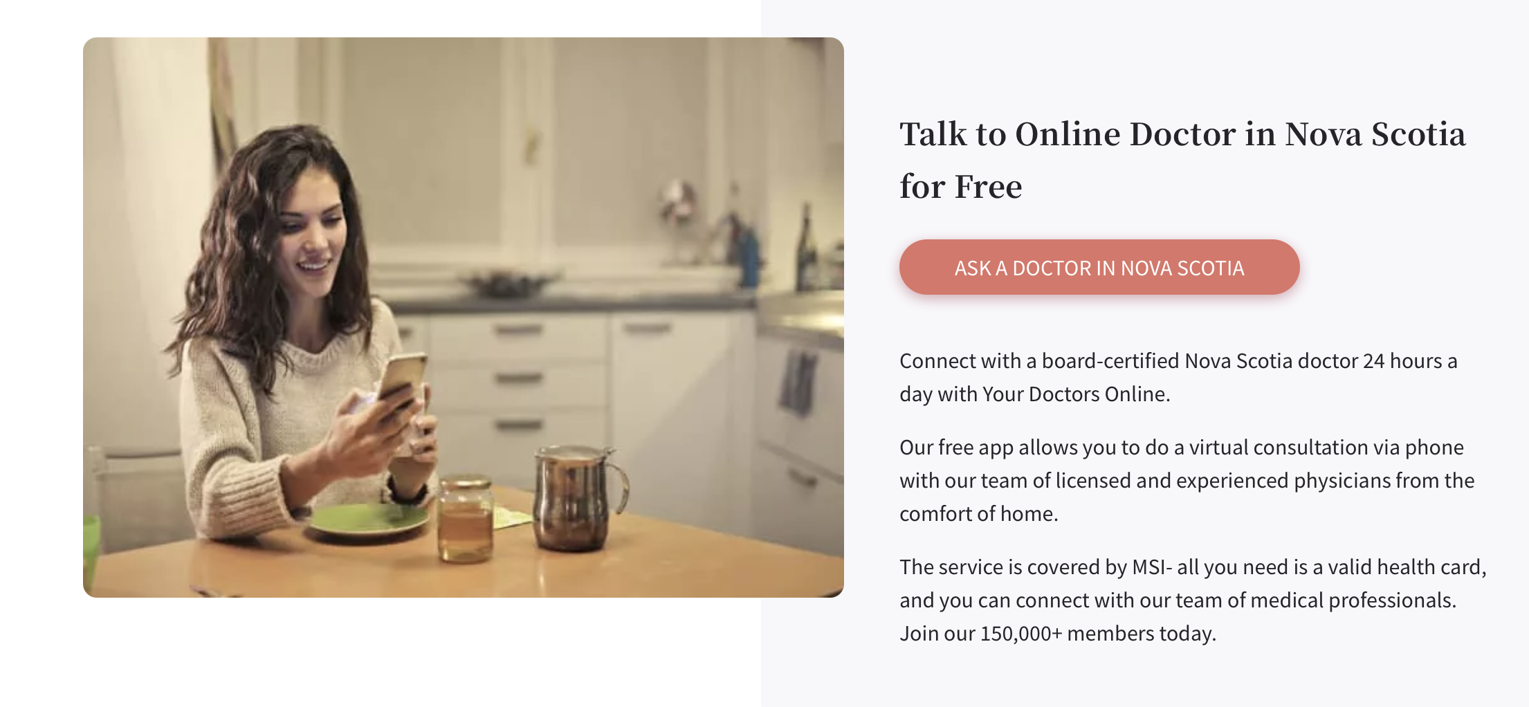 当她在网上与医生聊天时，一个坐在厨房桌子旁的女人看着她的手机