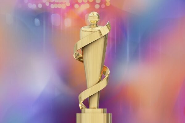 金像奖的背景是彩色的，灯光模糊。