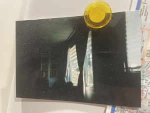 一张阴影照片，过度曝光的太阳透过窗户照进来。你可以辨认出两个有点像人的斑点