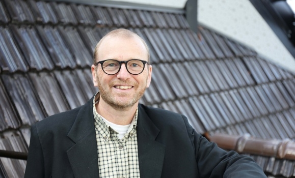 一个戴眼镜微笑的白人男子