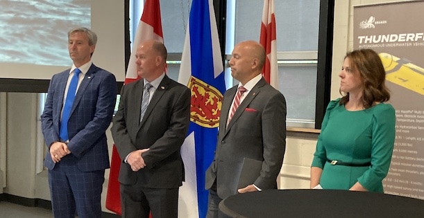 四个人站在旗子前