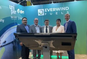 四男一女站在讲台前，个个面带微笑