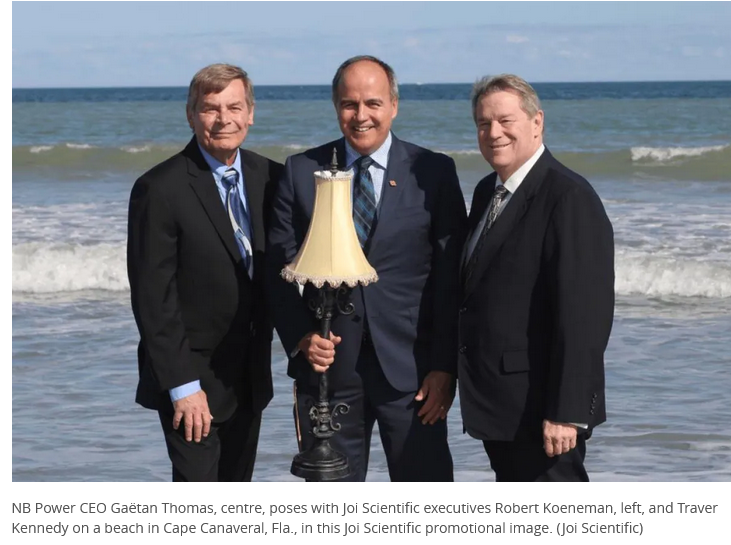 三个中年白人在海滩上，穿着西装，拿着台灯