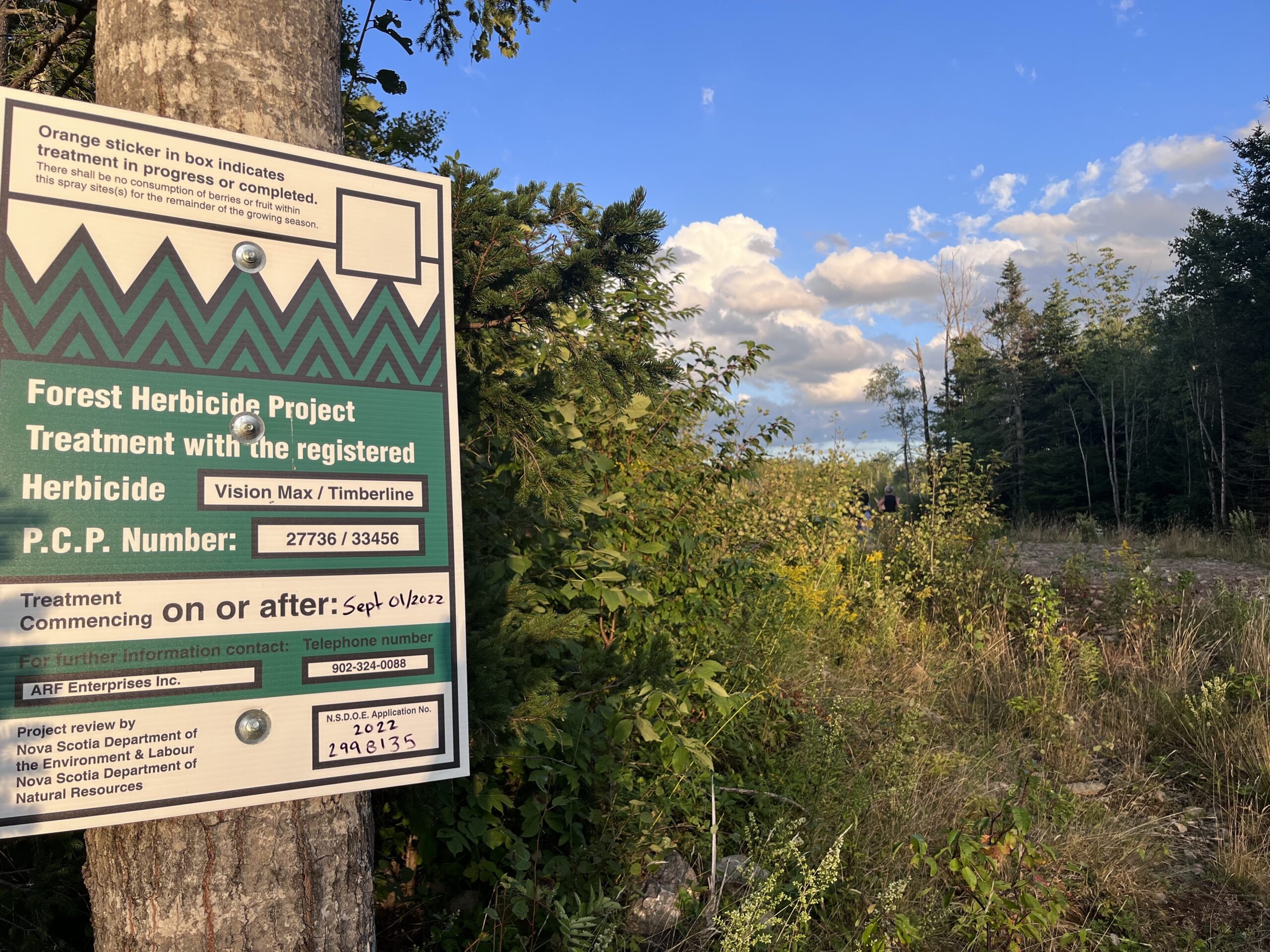 伯灵顿林区旁边的一个警告除草剂处理的标志