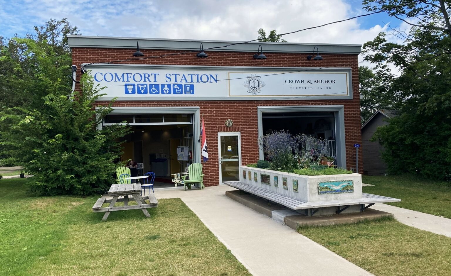 砖房，上面写着