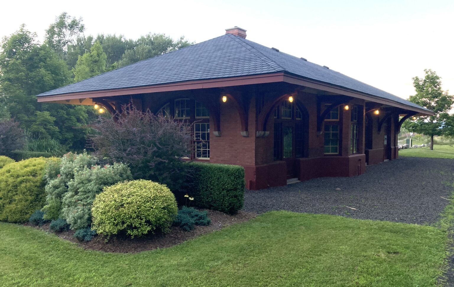 低矮的平房，陡峭的屋顶，坐落在精心照料的草坪和花园中间