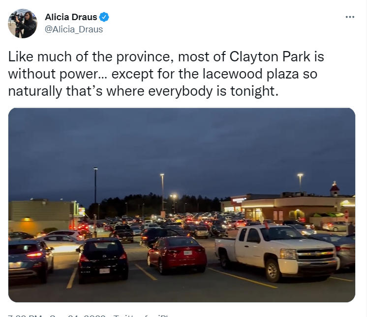 一条推特说，和该省大部分地区一样，克莱顿公园的大部分地区都停电了，除了蕾丝伍德广场，所以很自然，今晚大家都在那里。图为购物广场的停车场挤满了汽车和顾客