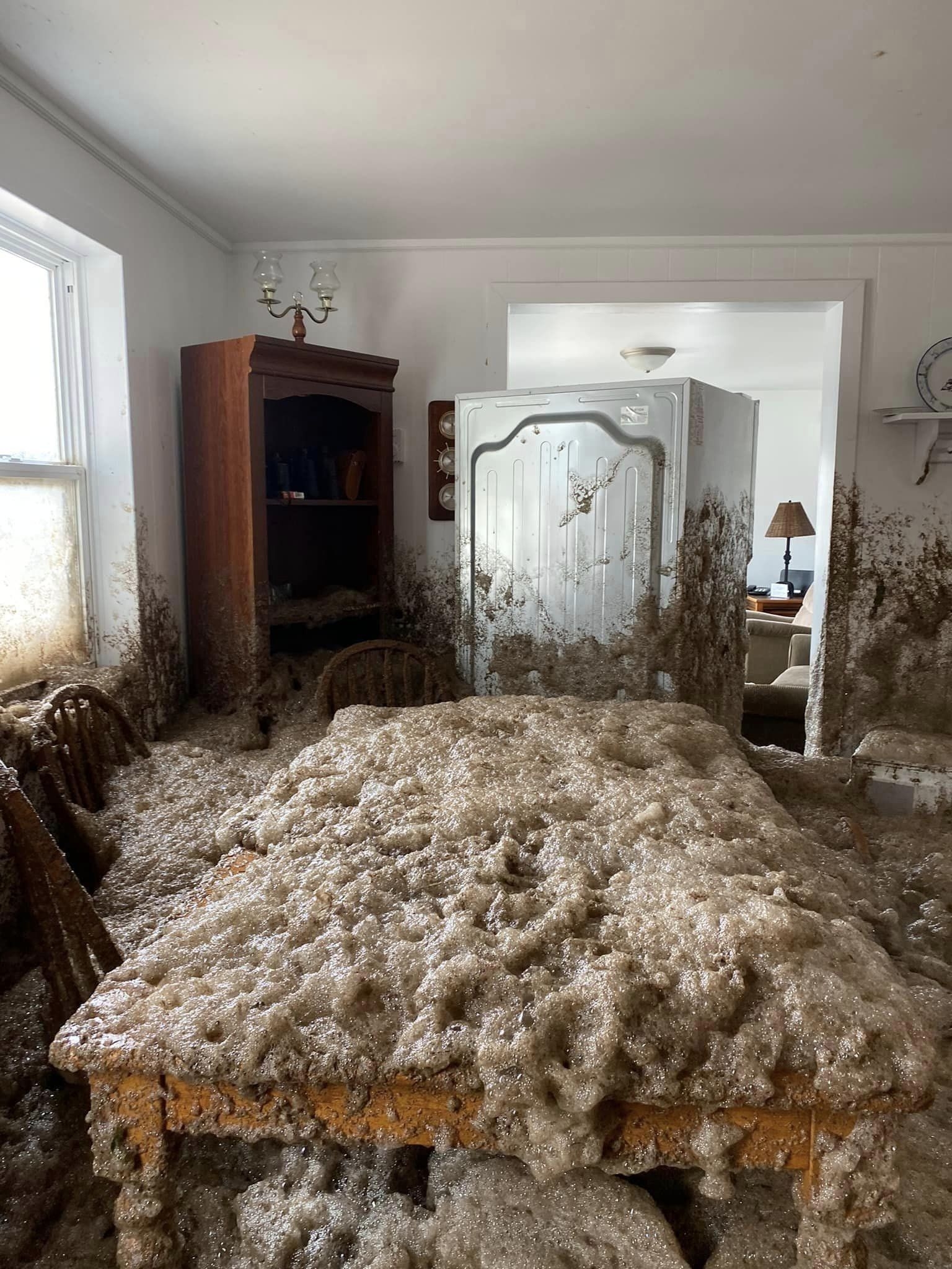 餐厅(包括一张桌子)铺满了米色和多岩石的海泡石。