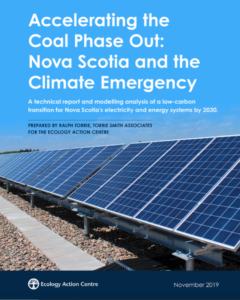 2019年生态行动中心报告的封面上展示了一排太阳能电池板，标题为“加速淘汰煤炭:新斯科舍省和气候紧急情况”。