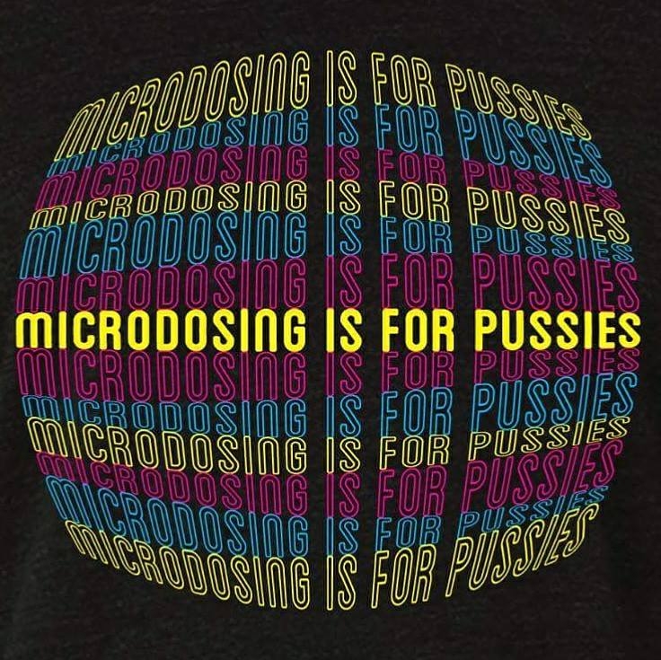 t恤设计，上面用几种颜色重复写着“微剂量是给娘娘腔用的”。