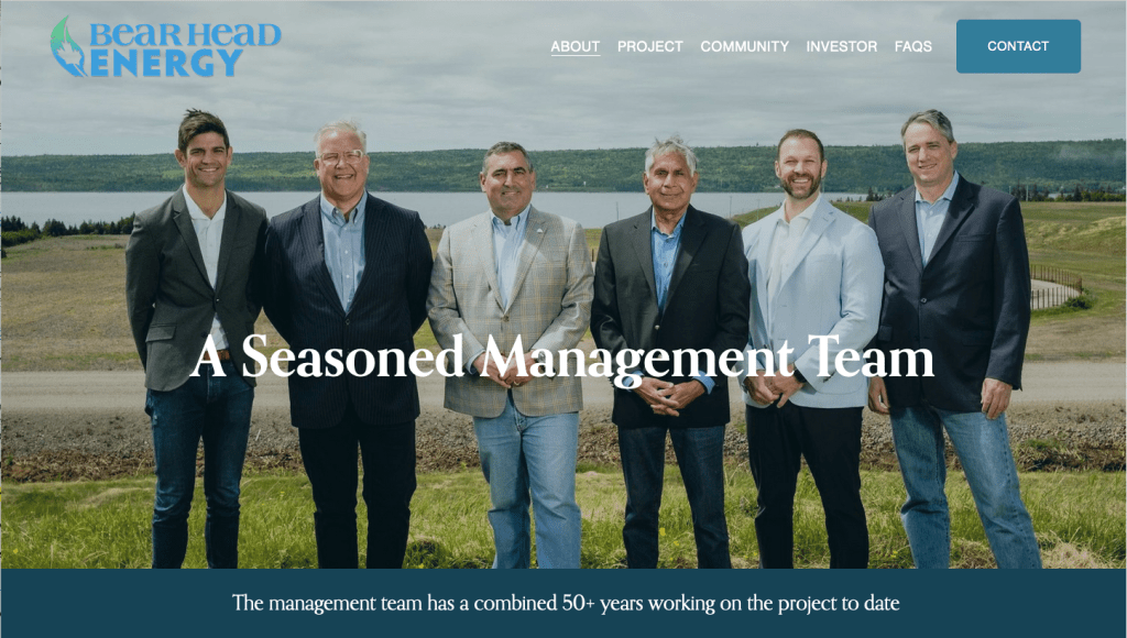 熊头能源高级管理团队，六个西装革履的男人站在草地上，背景是水。