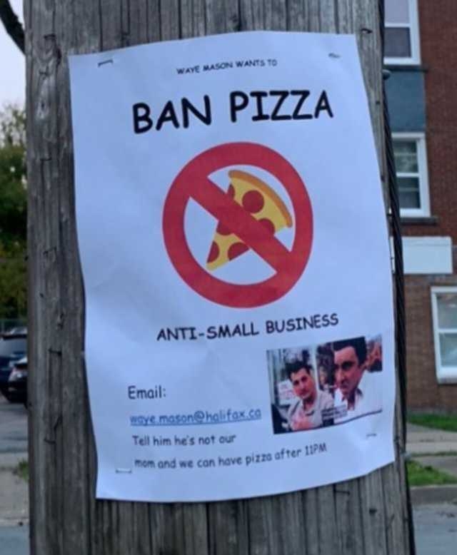 旗杆上的传单写着