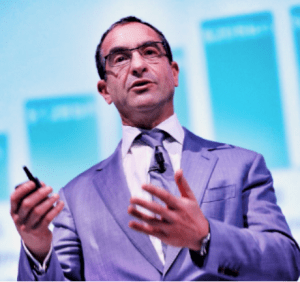 在公司网站上的一张图片中，Michael Liebreich身穿紫色西装外套，打着领带，显然是在某地做演示。