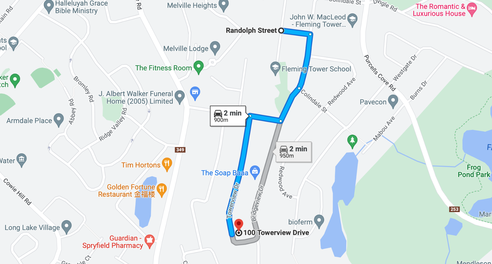 用蓝线标出穿过社区的路线的地图