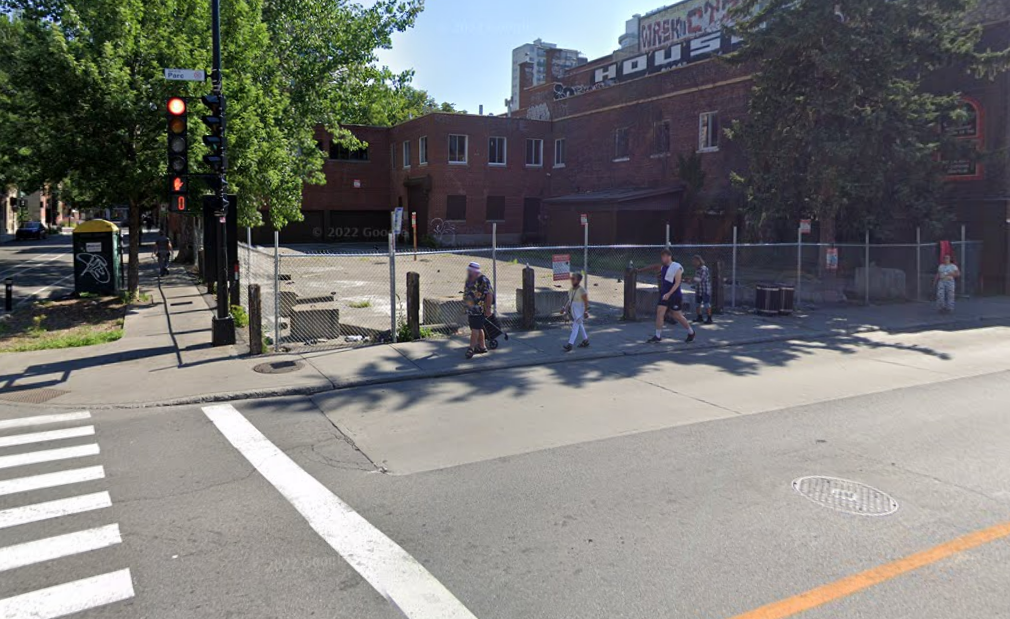 用栅栏围在城市空地上，人们路过。