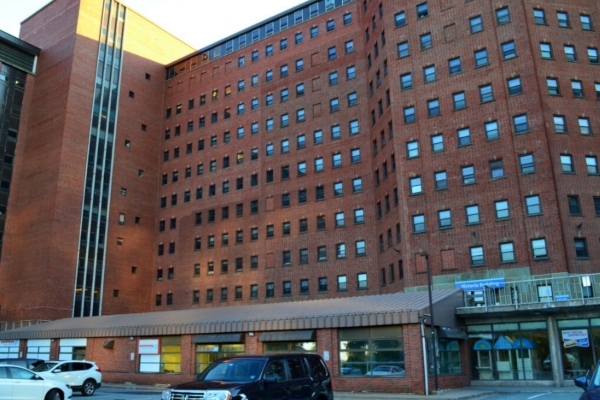 位于湾仔投资中心土地组内的维多利亚大厦砖砌外墙。