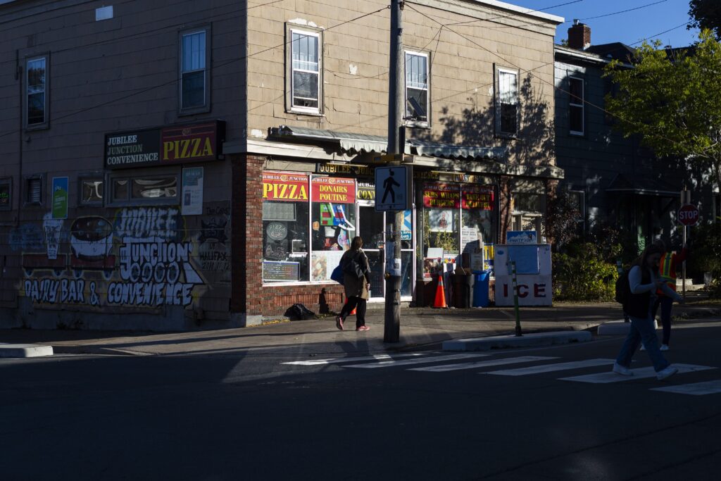 在一个阳光明媚的早晨，一个行人路过一家便利店，