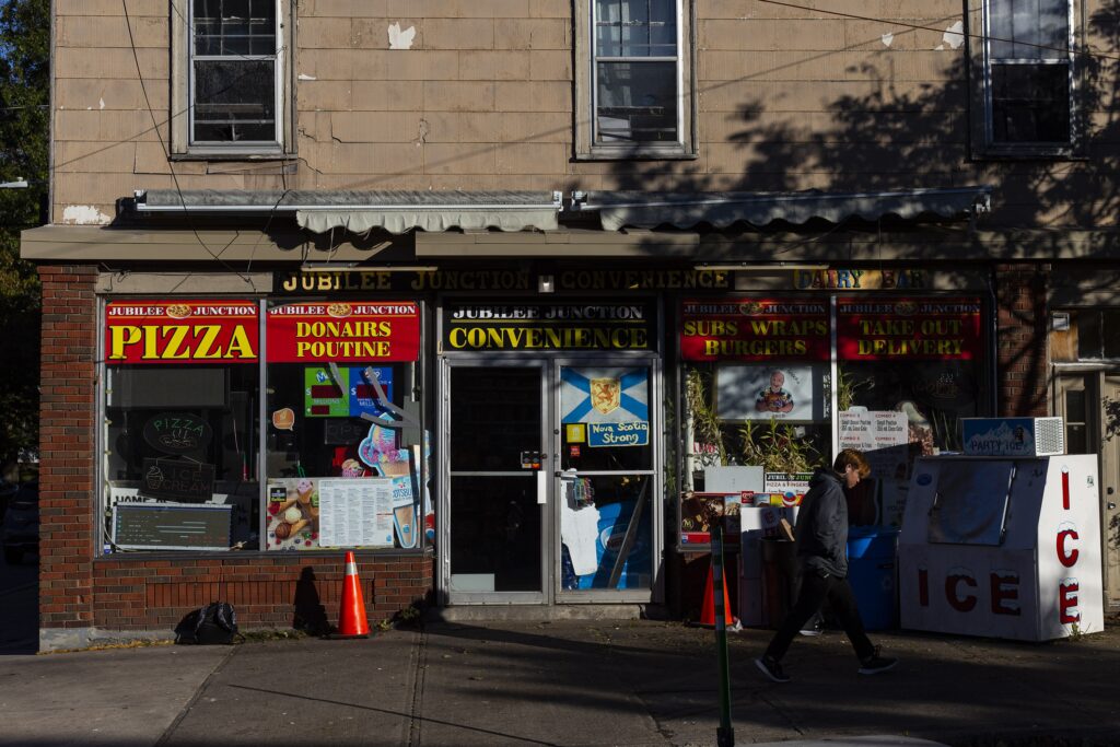 在一个阳光明媚的早晨，一个行人路过一家便利店，