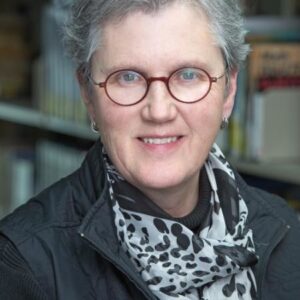 一个戴眼镜的中年妇女